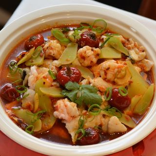 Cazuela de lubina y langostino con pimientos encurtidos picantes