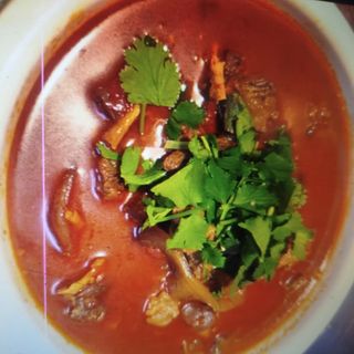 Guiso de dados de ternera con fideos de boniato ancha