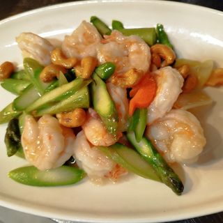 Gambas salteadas con espárragos verdes y anacardos