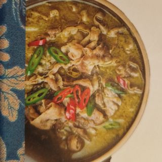 Loncha fina de ternera con suancai en caldo