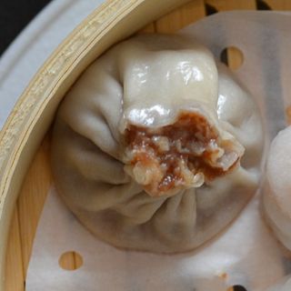 Xiumai relleno de ternera, jengibre, cebolleta en su jugo (3uds)