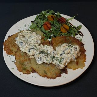Deruny con salsa de champiñones