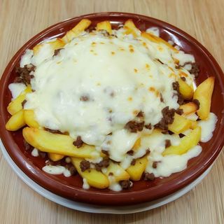 Patatas Con Queso & Carne