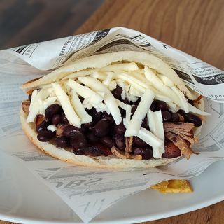 Arepa Mixta Con Queso Y Pollo O Ternera