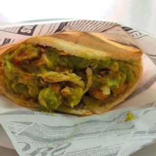 Arepa De Pollo Con Mozzarella Y Guacamole