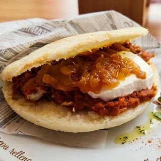 Arepa Pulled Pork Con Queso Cabra Y Caramelizada