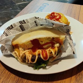 Arepa Hamburguesa Con Patatas Bravas