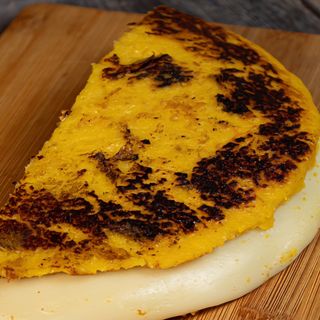 Cachapa (arepa de choclo ) con queso de mano
