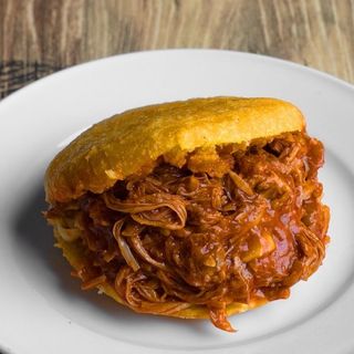 Arepa de carne mechada de res