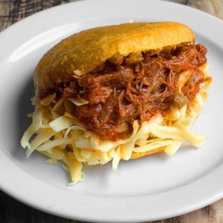 Arepa cerdo mechado y queso blanco
