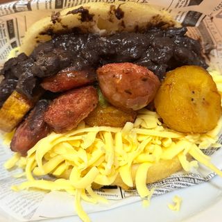 Arepa pabellón chorizo