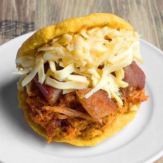 Arepa colombiana con todo