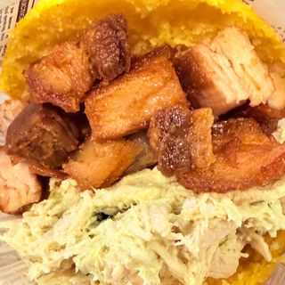 Arepa reina chicharrón