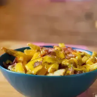 Papas Fritas con Beicon y Salsa Cheddar