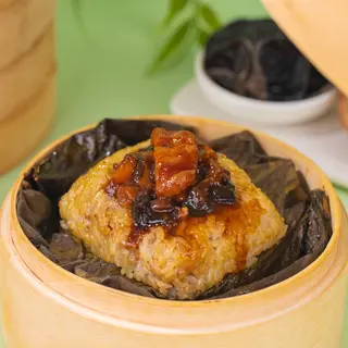 Tamal de arroz glutinoso con pollo