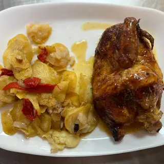 Medio Pollo Con Patatas A Lo Pobre