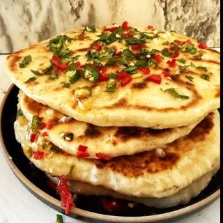CHEESE CHILI/ QUESO CON GUINDILLA VERDE NAAN