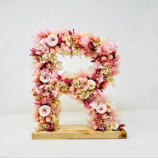 R en tonos rosas 