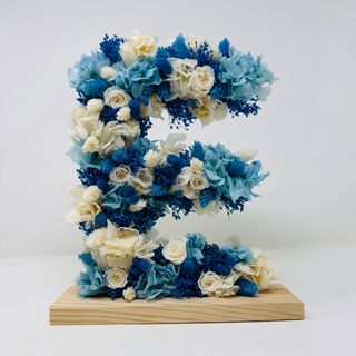 E en tonos azules
