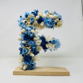 F en tonos azules
