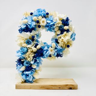 P en tonos azules