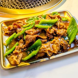 Falda de ternera salteada con pimientos verdes