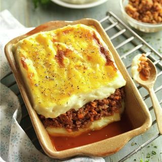Pastel de Carne con Patatas, Ensalada y Salsa
