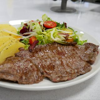 Filete de Ternera a la Plancha con Patatas, Huevo Frito y Ensalada