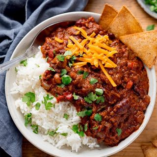 Chilli con Carne con Patatas y Ensalada