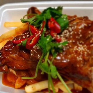 Costillas BBQ con Patatas y Ensalada