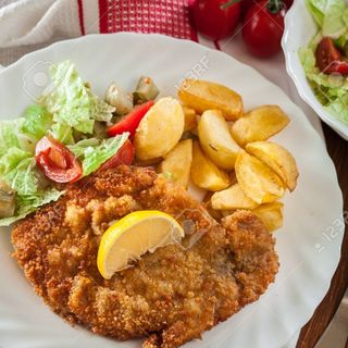 Escalope de Cerdo con Patatas y Ensalada