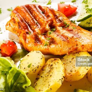 Pechuga de Pollo a la Plancha con Patatas y Ensalada