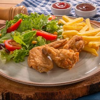 Alitas de Pollo con Patatas y Ensalada