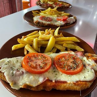 Parrillada Mixta con Patatas y Ensalada