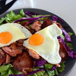 Huevos con Bacon, Patatas y Ensalada