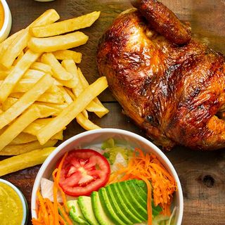 Medio Pollo con Patatas y Ensalada