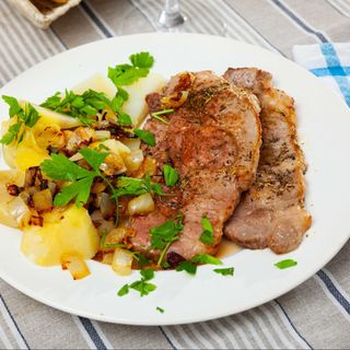 Lomo de Cerdo a la Plancha con Patatas y Huevo Frito