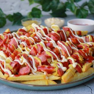 Salchipapa con queso