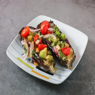 Berenjenas Asadas y Salteadas con Aguacate, Cebolla Morada y Tomate Cherry