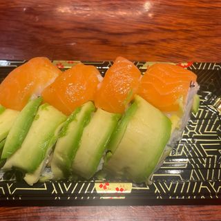 15 Roll de aguacate y salmon