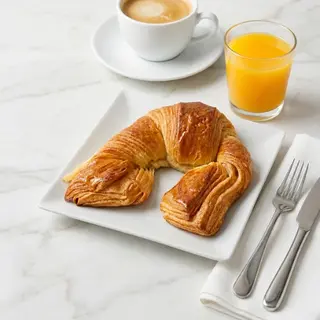 Combo Desayuno: Croissant + Café + Zumo