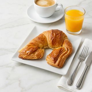Combo Desayuno: Croissant + Café + Zumo