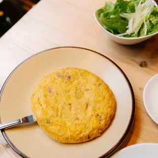 Tortilla De Patata Monalisa Recién Hecha Con Ensalada