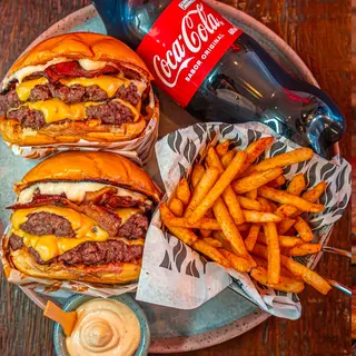 2 Burgers with potatoes and cola