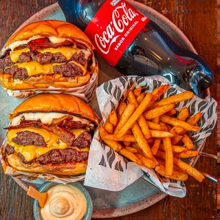 2 Burgers with potatoes and cola