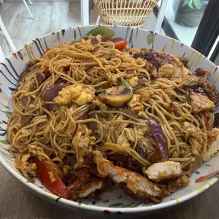 Salteado De Tallarines con Pollo