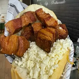Arepa de cochino frito