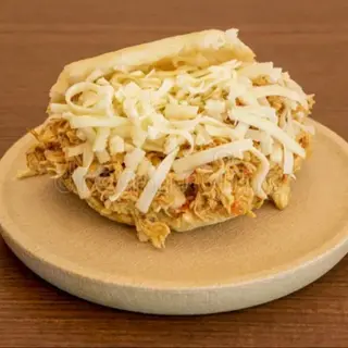 Arepa De Pollo Desmechado Y Queso