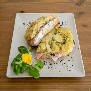 Focaccia Con Pesto Y Burrata