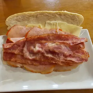 Bocadillo De Lomo o Bacon con Jamón Y Queso